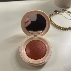 Säljer min fina rare beauty blush då färgen inte passar mig, använd typ 5 gånger med ny borste