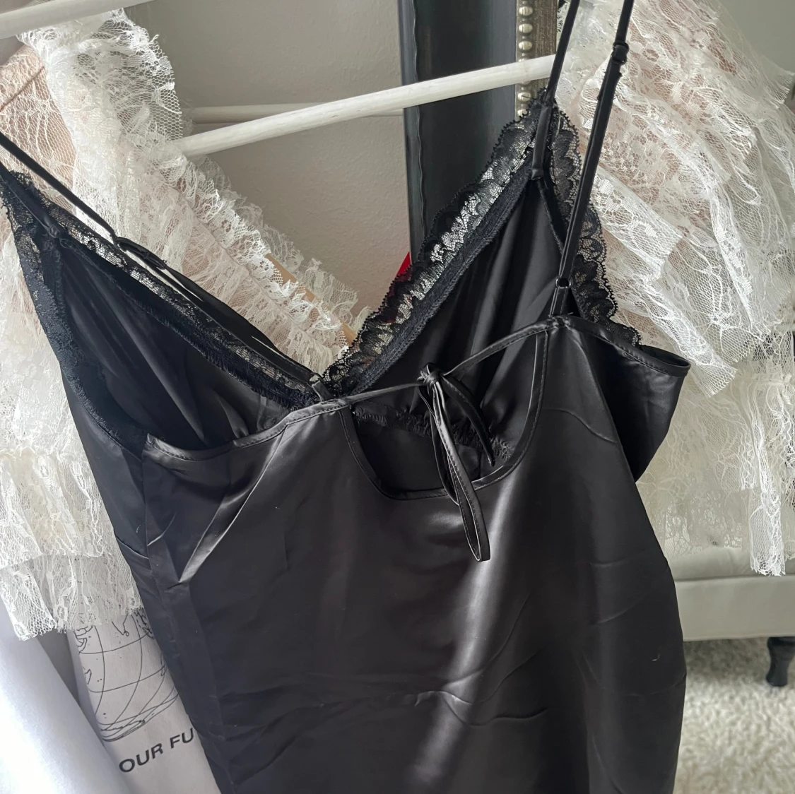 Svart satin klänning  - 90