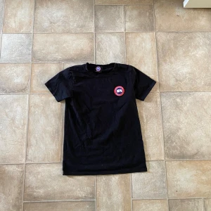 Canada goose t shirt - Det är en T-shirt från Canada goose i storlek M använd ett fåtal gånger👍