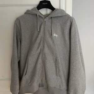Stüssy zip hoodie - Stussy hoodie i bra skick!