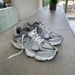 New balance 9060 - Nästan helt oanvända, gått ute med dom ish 5 gånger. Kommer med kvitto. Vid frågor är det bara att skriva! Pris kan diskuteras vid snabb affär