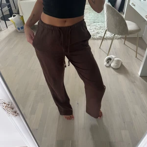 Linnebyxa - Linnebyxor från BikBok. Storlek xs. Skönaste linnebyxan. Fint skick, ändå flitigt använda förra sommaren, men inga fläcka eller liknande. Bevarade i fint skick 🤎