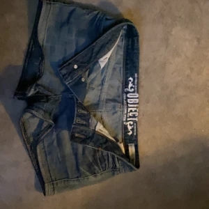 Lågmidjade jeansshorts - Lågmidjade jeans shorts 💕 riktiga fickor fram och baktill, passar mig som har strl 34/36💕pris kan absolut diskuteras, inga defekter 