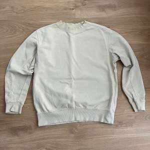 Säljer en beige crewneck 