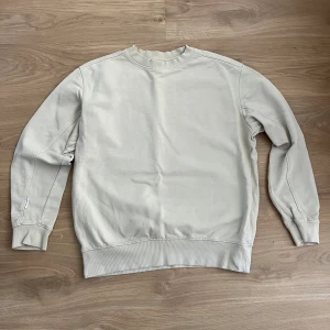 Crewneck Studio Total - Säljer en beige crewneck 