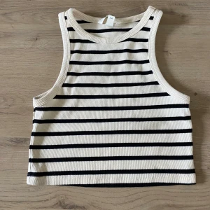 Randig topp - Randig topp från HM. Använd en gång. Skriv för fler bilder. Pris går att diskutera. 