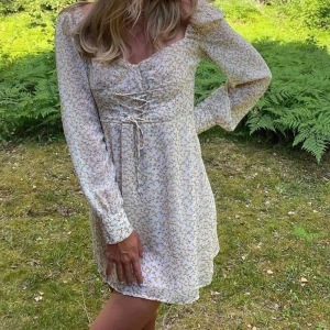 Adoore klänning mykonos lemon - Säljer min första adoore klänning då den är för liten för mig. Klänningen har inga defekter alls. Hör av er om fler bilder önskas!💗💗