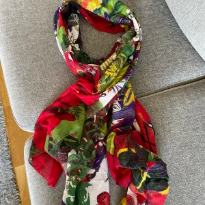 Desigual halsduk - Mycket fin färgglad halsduk som var använd 2 gånger. Väldigt bra skick Köpte för 569 kr. Säljer för 290 kr Djurfritt och rökfritt hem Kan mötes upp i Mölnlycke centrum Kan skickas mot fraktkostnad  Material: 100% polyester 190x106