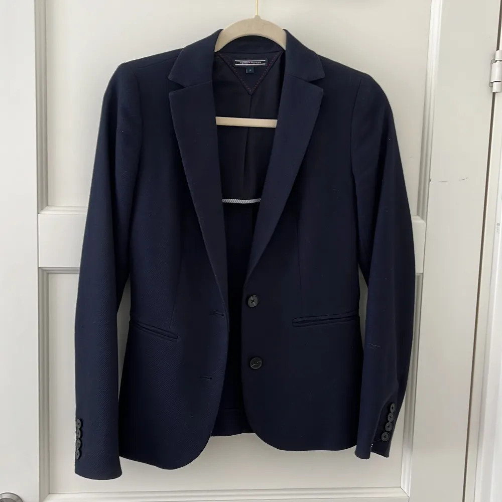 Superfin mörkblå kavaj/blazer från Tommy Hilfiger. Storlek 4, passar XS och S skulle jag tro. I perfekt skick. Kostymer.