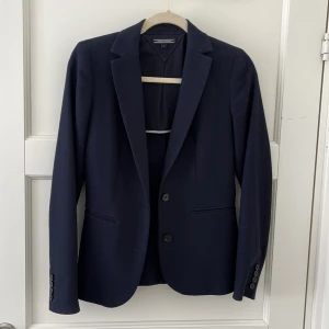 Tommy Hilfiger blazer/kavaj - Superfin mörkblå kavaj/blazer från Tommy Hilfiger. Storlek 4, passar XS och S skulle jag tro. I perfekt skick