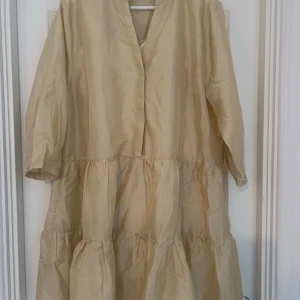 Neo Noir - Vacker Neo Noir klänning  Färg gul/guld Storlek medium