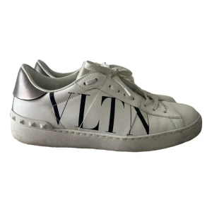 Valentino Skor - Valentino Garavani Skor i storlek 38. Cond 8/10. Allt og kvar. Använda men fortfarande i fint skick. Superfina skor för sommaren. Hör av dig vid minsta lilla fundering!