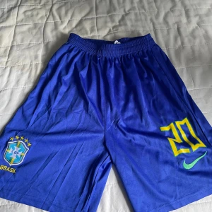 Brasilien shorts  - Snygga shorts 10/10 skick om man bortser från nummret men det borde va lätt att snygga till