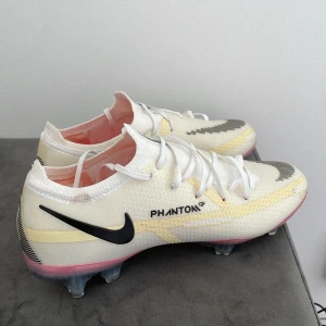 Fotbollsskor: Nike Phantom Flyknit - Jag säljer dessa skor då de var lite stora för mig. De är i helt ny skick använda 1 gång på träning bara. Priset är inte hugget i sten. Har ni funderingar skriv bara. 