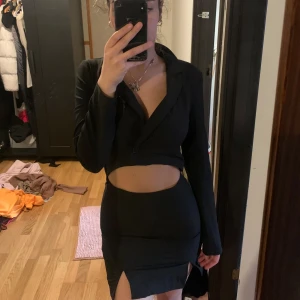 Klänning - Modern kostym klänning helt ny oanvänd 