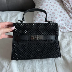 Glitter väska  - Säljer min coola fest väska från Steve Madden, använd 2 gånger