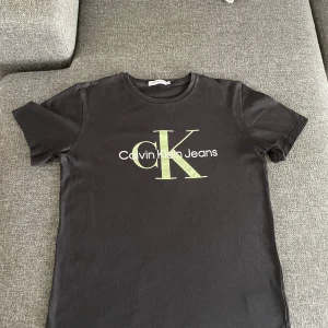Calvin Klein T-shirt - Svart t-shirt från Calvin klein i mycket bra skick 