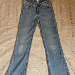 Jättefina blåa jeans från Gina som är i gott skick det ända är att de är lite slitna vid knäna (syns på bild 1) nypris 299kr. DMa för fler bilder (passform osv) 