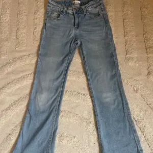 Jättefina blåa jeans från Gina som är i gott skick det ända är att de är lite slitna vid knäna (syns på bild 1) nypris 299kr. DMa för fler bilder (passform osv) PRIS KAN DISKUTERAS 