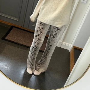 Mönstrade byxor  - Mönstrade byxor från Zara som jag har sytt in för att göra mindre bootcut. Storlek M, lite långa på mig som är 172 men funkar. Fint skick. Använd gärna köp nu!