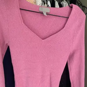 Säljer en jättefin rosa långärmad tröja ifrån Hm💓💓Bra skick/ som ny, Inga defekter då den knappast kommit till användning💓