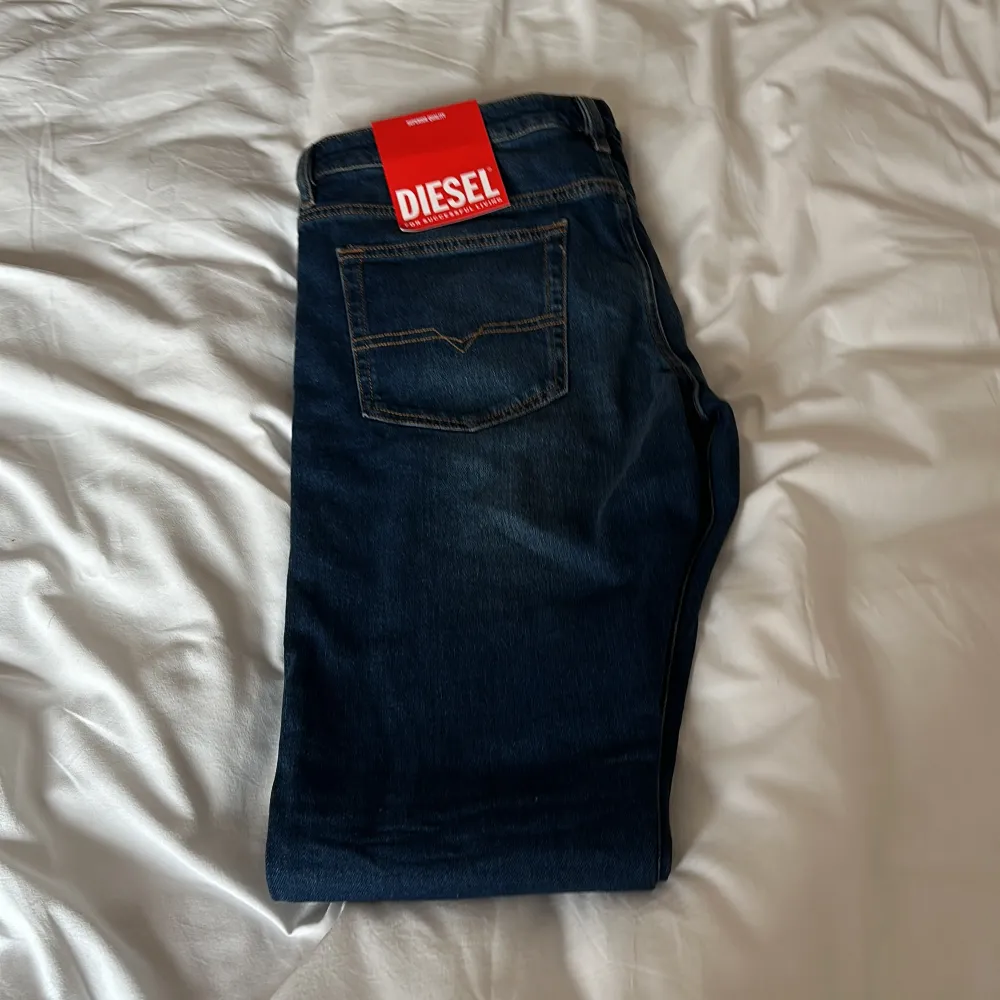 Tja, säljer ett par feta diesel jeans. De är helt nya. Tags och allt är kvar. Hör av er vid minsta fundering. Mvh ES Resell 💭💯💫. Jeans & Byxor.