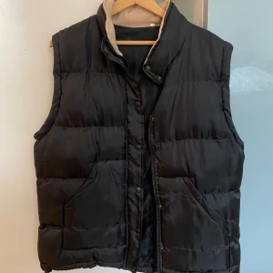 Dunväst - Oversized svart dunväst med ”fluff” vid halsen. Perfekt vårjacka. Står att det är S/M, jag skulle säga mer M.