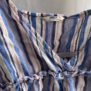 Gulligt linne - Super gulligt linne till vår å sommar, kommer aldrig till användning och är därför helt i nyskick