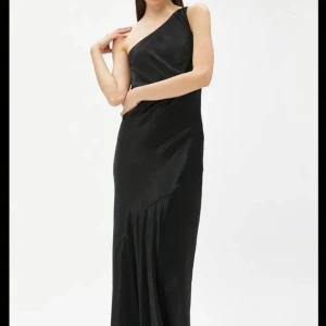 Balklänning/festklänning  - Balklänning/festklänning till salu! Prislappen sitter kvar. Priset går att diskutera. Kom privat för fler bilder💗💗storlek 36/38