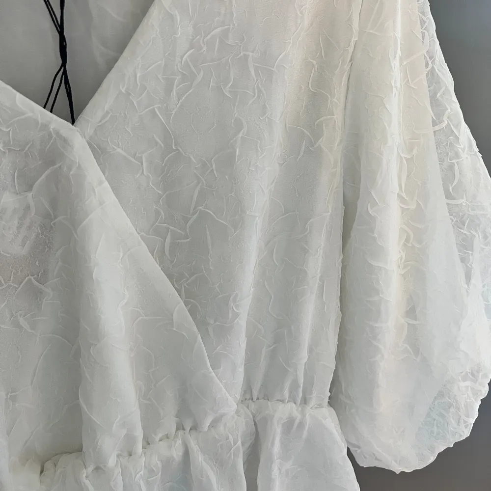 Fin vit studentklänning som är perfekt till studenten!🤍   Klänningen är köpt på sellpy men är från början från NA-KD. Den är väl omhändertagen. Jag har aldrig använt klänningen och jag köpte den för ca 2 månader sedan. . Klänningar.