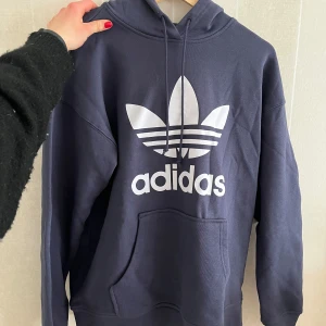 Adidashoodie - Hoodie från adidas i storlek 34, lite oversized. Använd en gång!