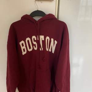 Skön ocersized hoodie från brandy med ”Boston” tryck. Fin röd färg och skönt material! 
