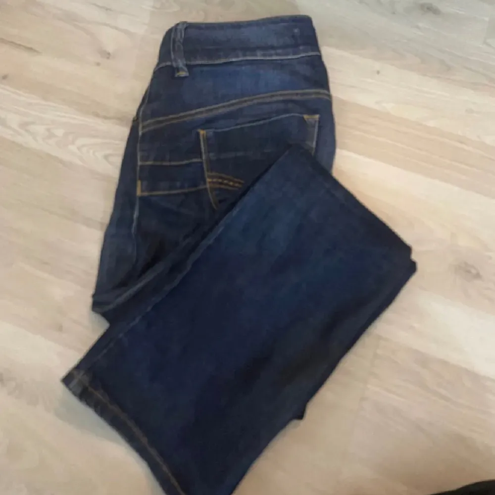 Lågmidjade jeans som har blivit lite för små för mig (har vanligtvis M). Skriv om ni har några frågor eller vill ha fler bilder❤️. Jeans & Byxor.
