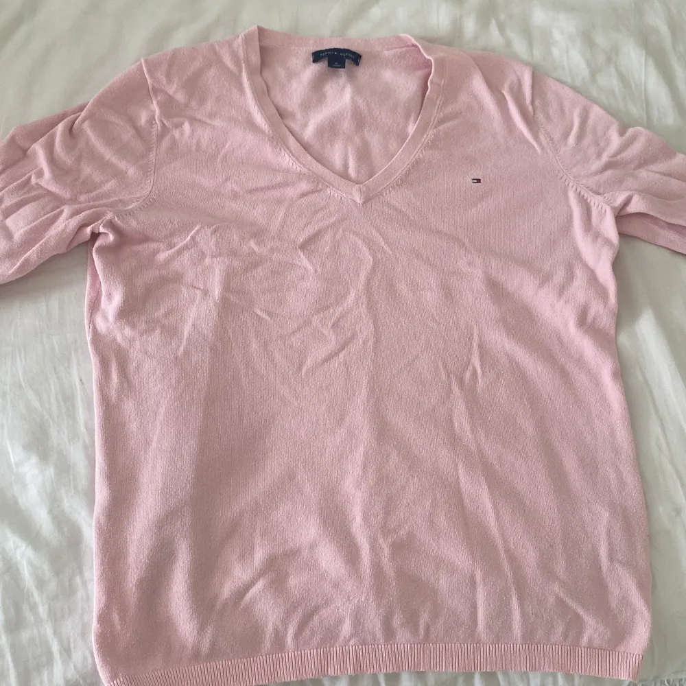 Fin rosa tröja i storlek m men är mer som en s/xs. Använd ett par gånger men i ett bra skick💕Kontakta vi fler bilder eller frågor💗. Tröjor & Koftor.