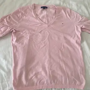 Fin rosa tröja i storlek m men är mer som en s/xs. Använd ett par gånger men i ett bra skick💕Kontakta vi fler bilder eller frågor💗