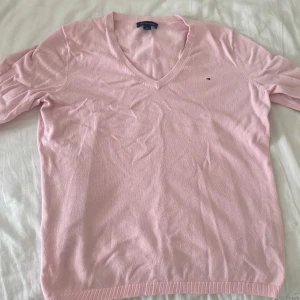 Tommy hilfiger tröja - Fin rosa tröja i storlek m men är mer som en s/xs. Använd ett par gånger men i ett bra skick💕Kontakta vi fler bilder eller frågor💗
