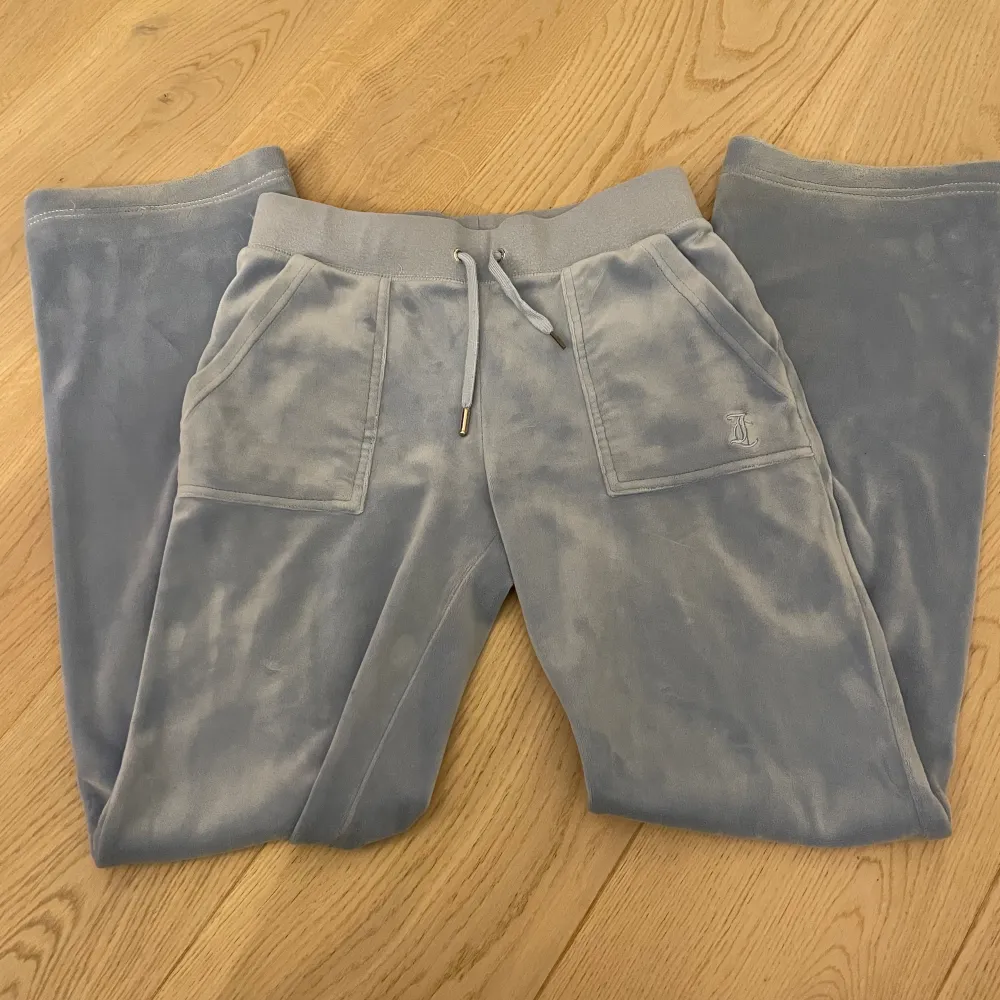 Säljer dessa blåa juicy byxor pga att de inte används längre. De är i stl XS men dom är ca 3-4 cm uppsydda. De har även tappat en knapp men det är inget som syns. Hör av er för fler bilder!💗. Jeans & Byxor.