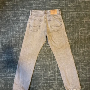 Jack & Jones Loose Chris - Säljer mina grå jeans då jag har vuxit ur dem..  Nypris ca 600kr
