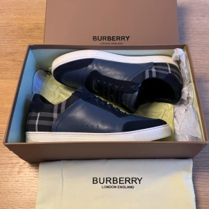 Burberry skor  - Säljer mina riktigt snygga Burberry skor. Väldigt bra skick som ni ser på bilderna, använda bara ett par gånger. Tveka inte på att höra av er🤝