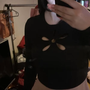 Svart tröja - Svart tröja med en öppning vid bysten helt ny aldrig använt säljer för det inte är min stil