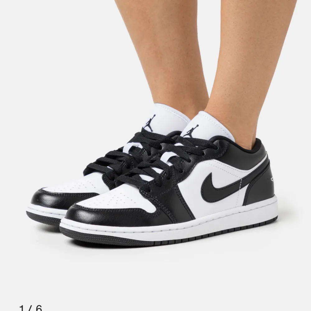 Säljer dessa  Jordans skor pga dem inte kommer till användning💞 skriv gärna vid frågor eller egna bilder! . Skor.