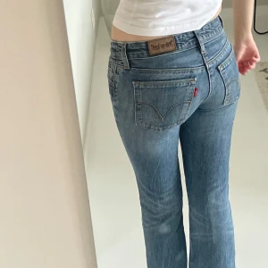 Lågmidjade jeans - SÅ SNYGGA lågmidjade jeans från levis🥳🥳midjemått:70cm  Innerbenslängd:72cm För korta för mig som är 172, passar någon runt 160~165💗