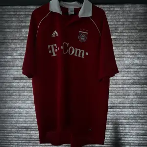 Tjena! Säljer en äkta Bayern München tröja från 2005-2006 och är i storlek XL och den har ett name set som har suddats ut den är i bra skick förutom namnet på ryggen. Skicka till mig vid funderingar eller mer bilder!😀😀