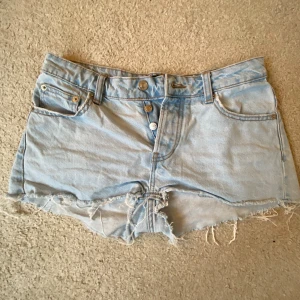 Jeans shorts - Säljer dessa lågmidjade jeans shortsen.   Pris kan diskuteras. 😊 Midjemått: 40cm.   Mått från gylf & ner: 22cm Skriv om ni har någon fundering.💕