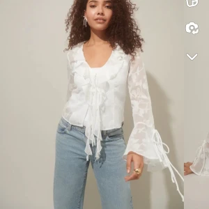 Blus Gina Tricot - Säljer min fina blus från Gina Tricot då den inte passar mig!! Den är storlek 36 och är helt ny endast provad.  