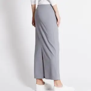 Grå lång kjol med slits nertill. Perfekt till sommaren. Inga defekter alls. Säljer på grund av att den är lite för kort på mig, som är 164 cm. 