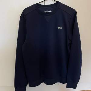 Lacoste Sport Sweatshirt i 100% Polyester. Endast testad.  Passar: S/M  Skick: 10/10
