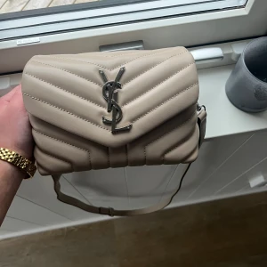 Ysl väska - Säljer denna ysl liknande väska. Jättefin väska utan defekter💗