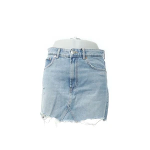 Blås jeanskjol - Kort blå jeanskjol från zara, köpt på sellpy men var tyvär för liten. Storlek m men passar även mindre😊😊