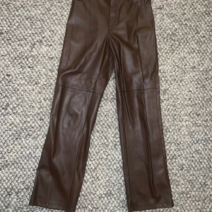 Bruna fakeskinnbyxor - Raka i modellen  Storlek 36, normal i storlek Stretchiga  Använda 1 gång
